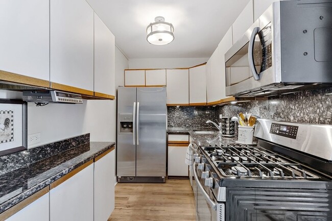 Building Photo - Welcome home to this spacious and renovate...