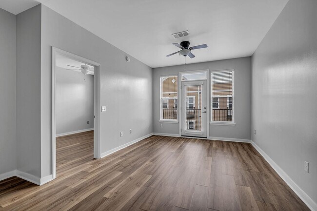 Building Photo - Awesome 1BE/1BA Condo in the heart of West End!