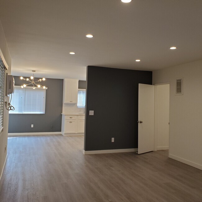 Building Photo - 2005 Ivar Ave