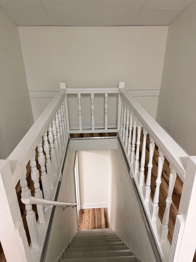 Building Photo - 1813 W Gaulbert Ave