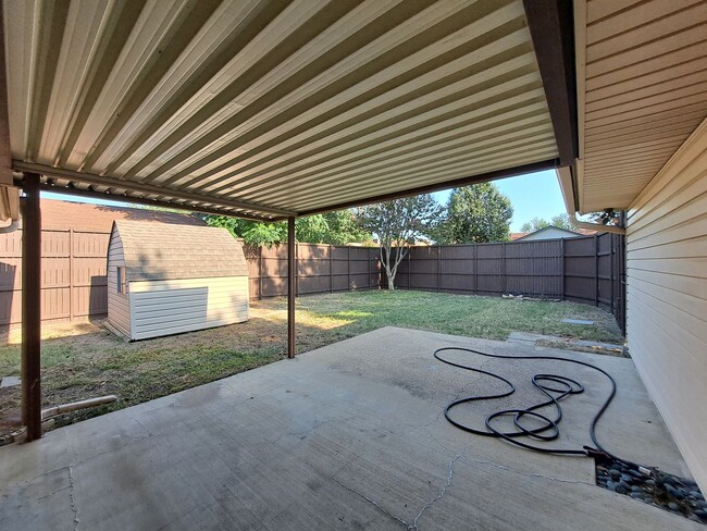 Building Photo - Immaculate 3/2/2 in Garland!