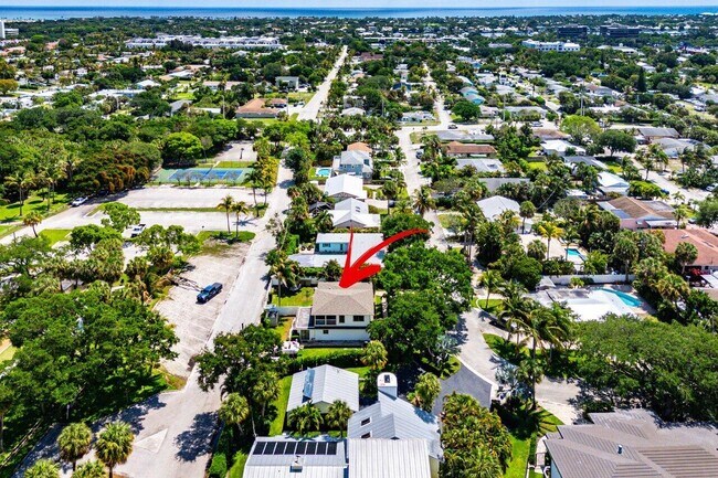 Building Photo - 2101 N Palm Cir