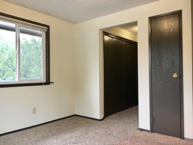 Building Photo - Don't Miss This Beautiful 2 Bed, 1 Bath To...