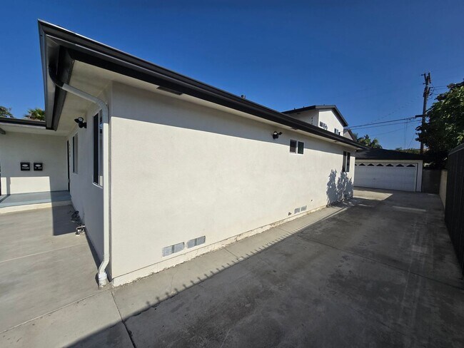 Building Photo - Newly Renovated 2023!! 4BD/2BA