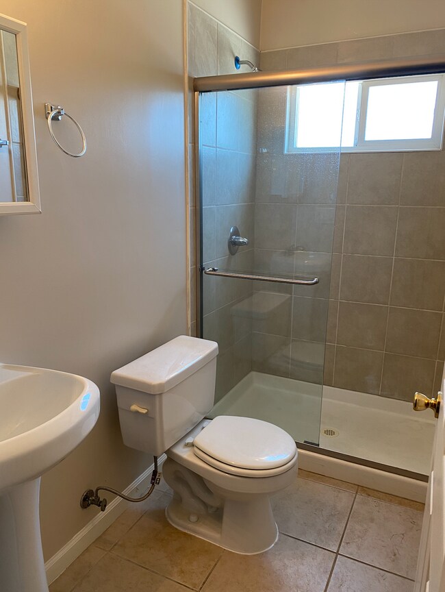 Building Photo - 3028 Edgehill Dr