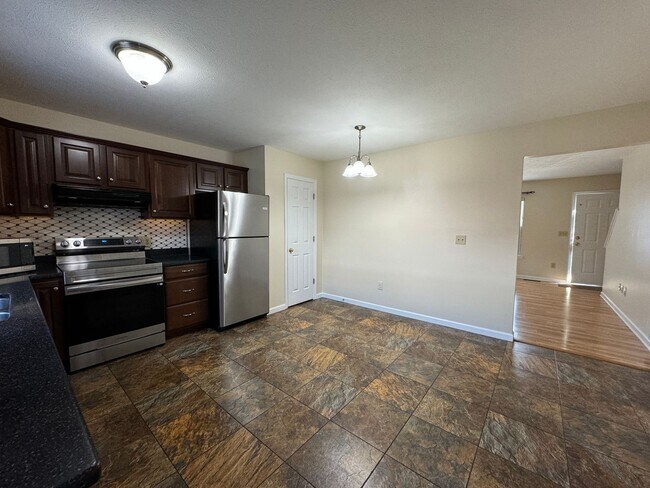 Building Photo - Immaculate Stonewall Heights Townhome!