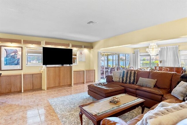 Building Photo - 3015 N Palm Aire Dr