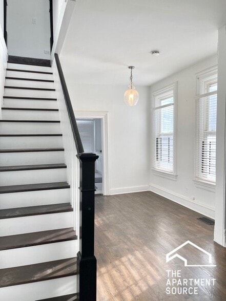 Building Photo - 1629 N Claremont Ave