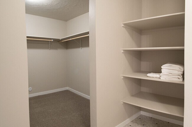 Building Photo - 4 bed 2 bath with bonus room