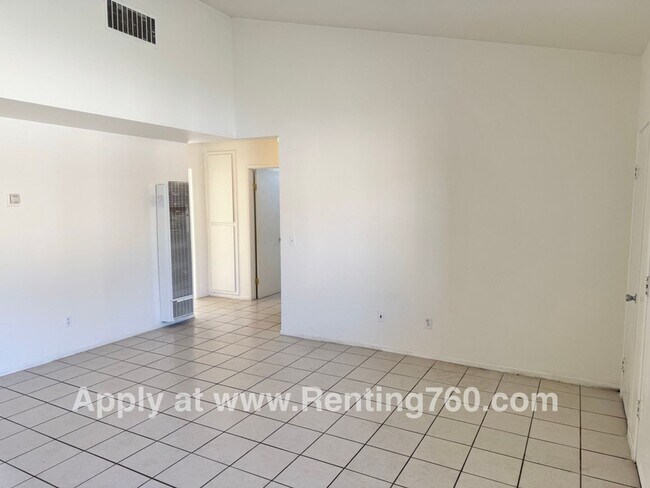 Building Photo - Spacious 2 Bed 1 Bath Home With Indoor Lau...
