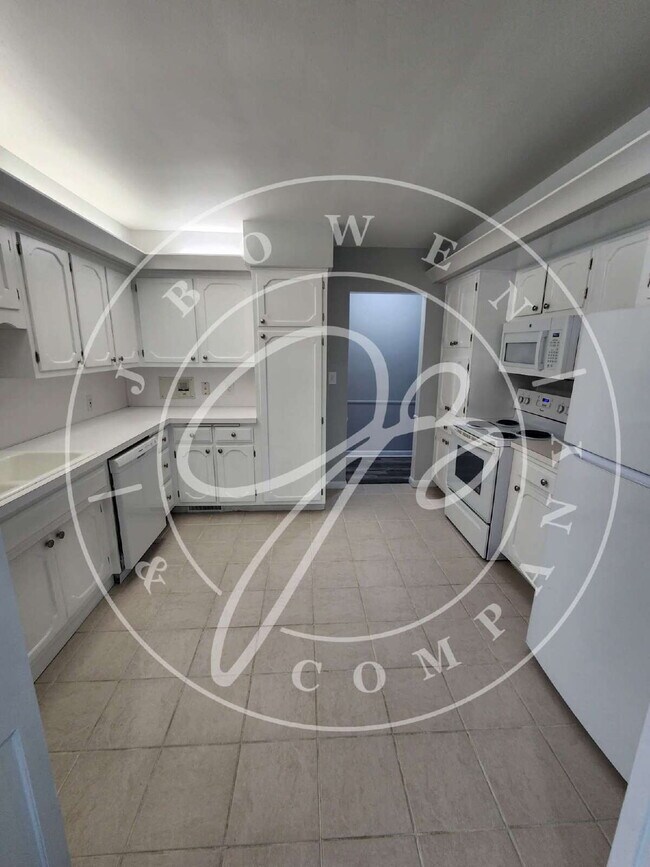 Building Photo - 2 bed 2 bath first floor apartment- Ottawa...