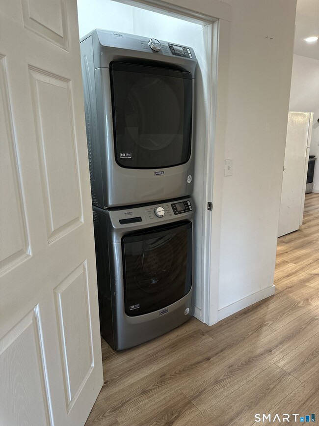 Building Photo - 27 E 9th St