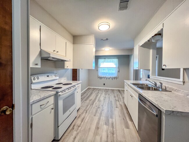 Building Photo - 986 Lone Star Dr