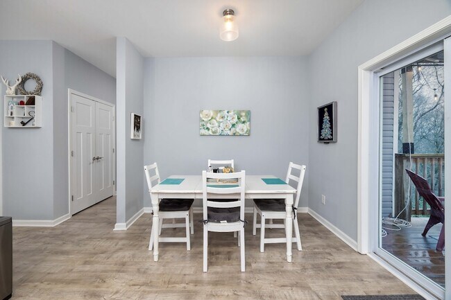Building Photo - 1239 Oxford Village Cir