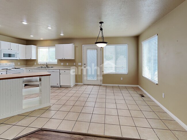 Building Photo - 14064 S Rosaleen Ln