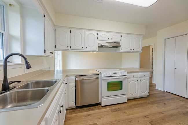 Building Photo - 10999 AR-72