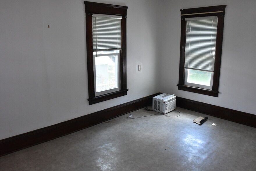 Building Photo - 566 North St