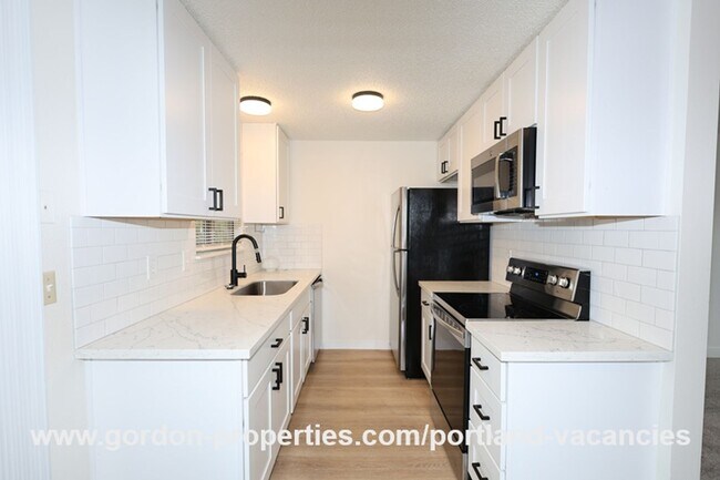 Building Photo - SE 15th Ave - remodeled 3 bedroom duplex w...