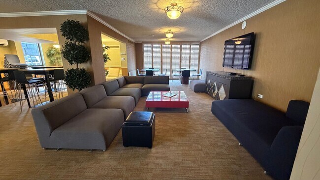 Building Photo - 35th Floor Downtown Denver Condo | 1 Bed | Private Balcony | Mountain Views