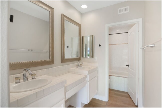 Building Photo - Tennis Villas 2 Bedroom Condo!