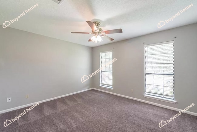 Building Photo - Updated 3BD/1.5BA Gem with Fireplace & Fen...