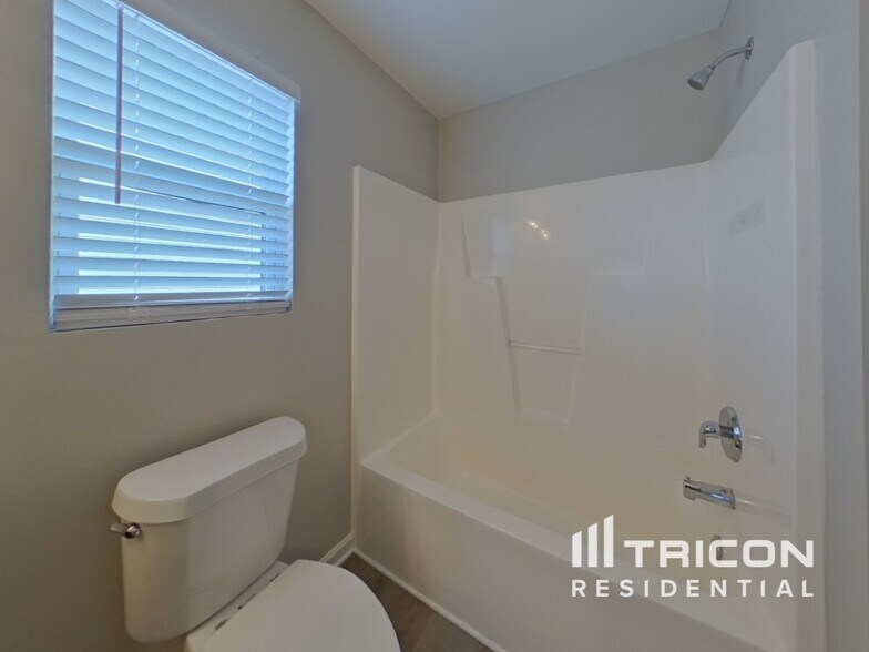 Building Photo - 15619 Lakepoint Forest Dr
