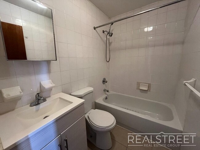 Building Photo - Lovely 2 BED in Sunset Park