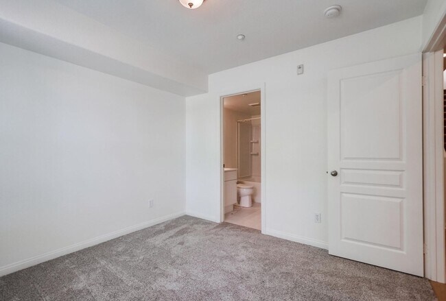 Building Photo - Available Now! Tri-Level 3 Bedroom 3.5 Bath Townhome!!