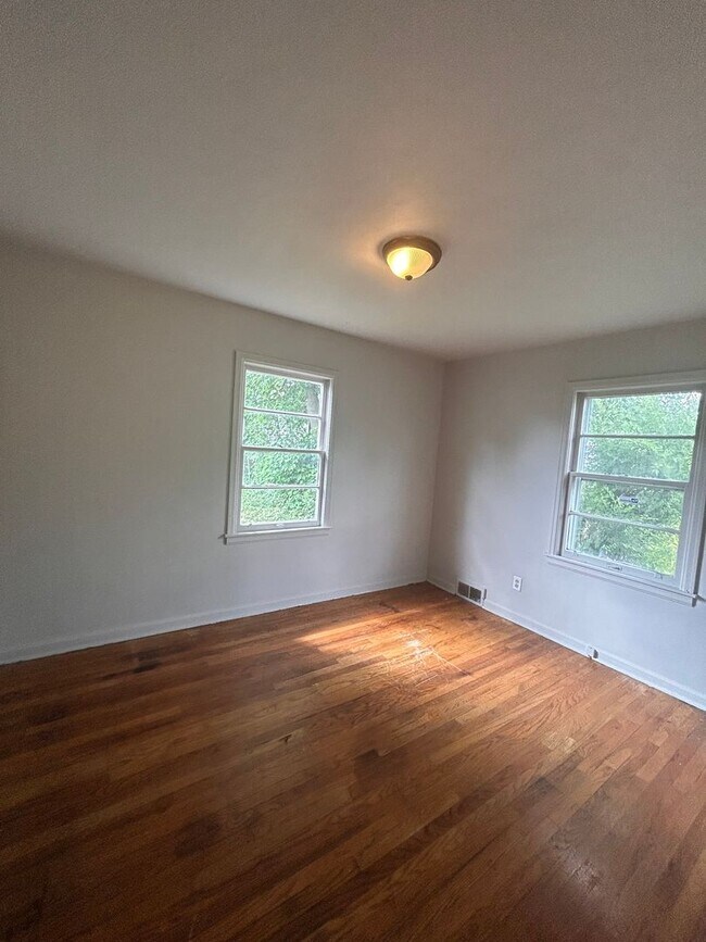 Building Photo - 4204 Robinwood Dr