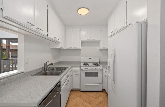 Building Photo - Discover the charm of this top-floor apart...