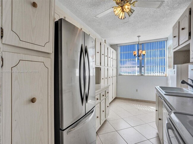Building Photo - 1833 S Ocean Dr