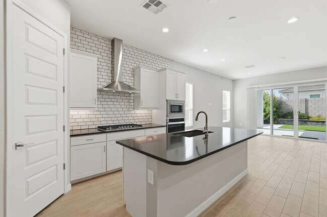 Building Photo - 5028 E Shady Glen Ave