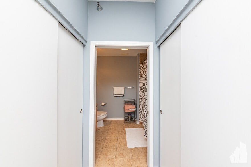 Building Photo - 1 E 8th St