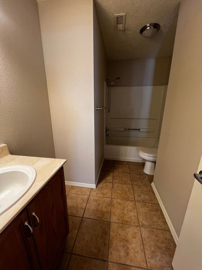 Building Photo - Beautiful 3 bedroom 2 bathroom home.