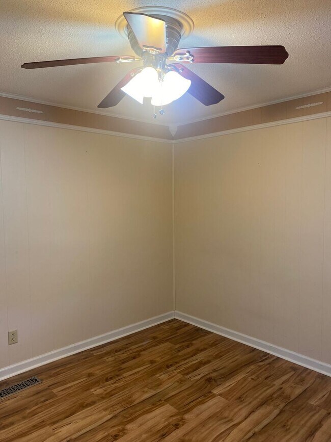 Building Photo - Move in Incentive!