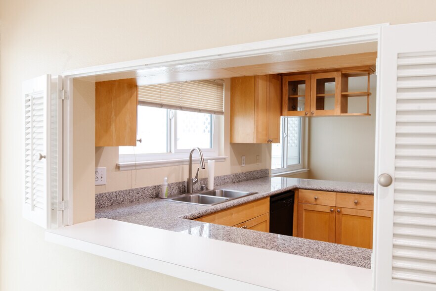 Building Photo - 10933 Wellworth Ave