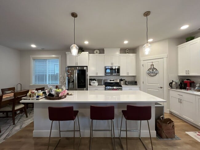 Building Photo - Open Concept 4BR Home with Island Seating, Loft & Spacious Living Room