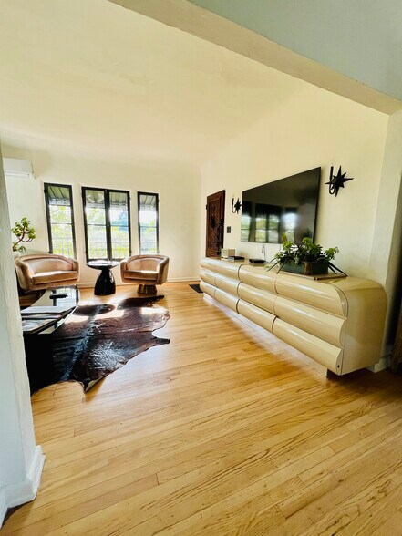 Building Photo - 3934 Fernwood Ave