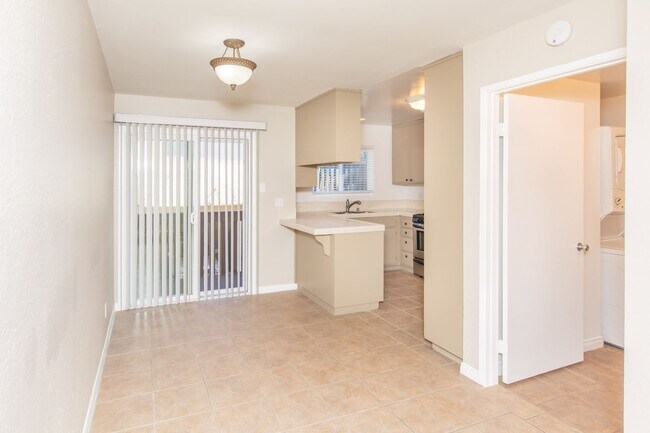 Building Photo - Spacious 2 Bedroom / 1.5 Bath Condominium ...