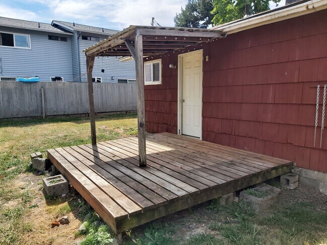 Building Photo - Cozy 1 Bed, 1 Bath House with Big Backyard and Outdoor Deck!