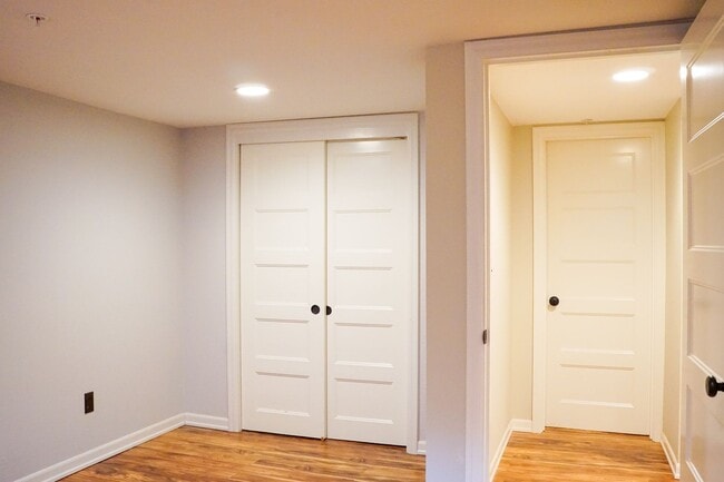 Building Photo - Beautifully Updated 2-Bed w/Condo Grade Fi...