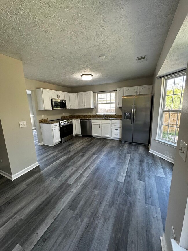 Building Photo - Newly renovated 3 bed/ 2.5 bath near Nasvh...