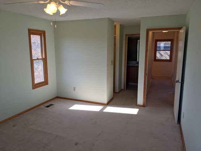 Building Photo - Stunning Golden Townhouse On Top of The World!