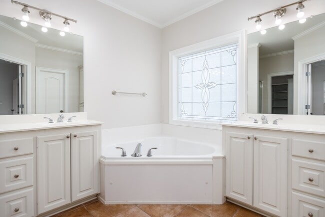 Building Photo - 14450 Lake Meadows Ct
