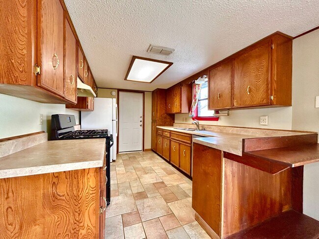 Building Photo - Warm & Inviting 3 Bed, 2 Bath Home with 2-Car Garage & Fireplace