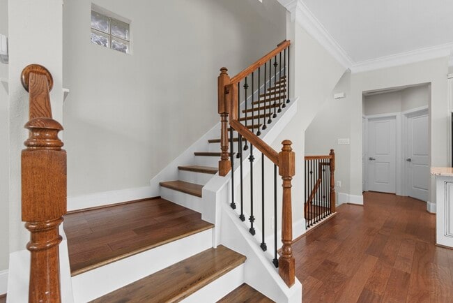 Building Photo - 702 N Shepherd Dr