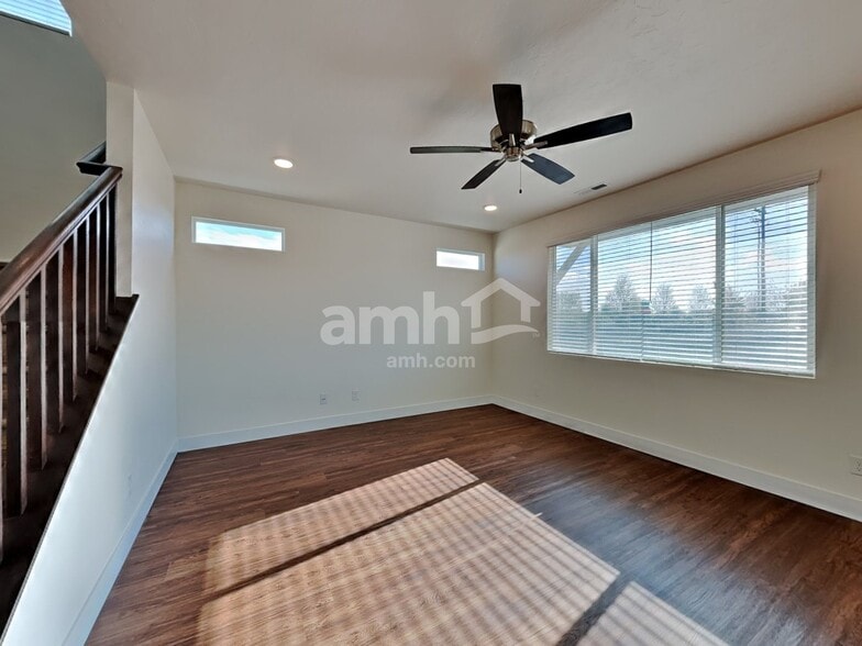 Building Photo - 1029 N Barkvine Ave