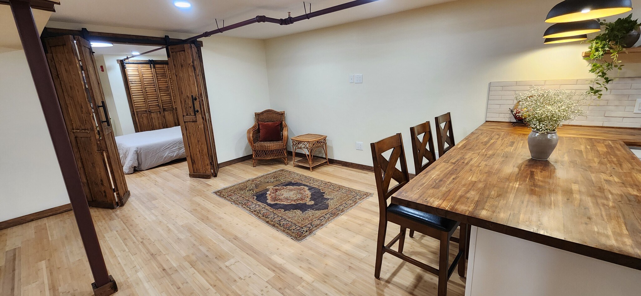 Building Photo - 423 W 1st Ave