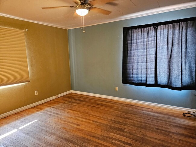 Building Photo - Beautiful Retro 3 Bd/2Ba Home Ready Lookin...