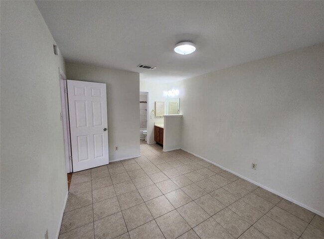 Building Photo - 9712 Eastwend Dr